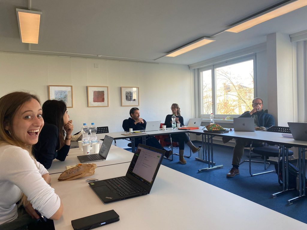 Personen in einem Konferenzraum beim iHCDP Retreat 2022 in Basel